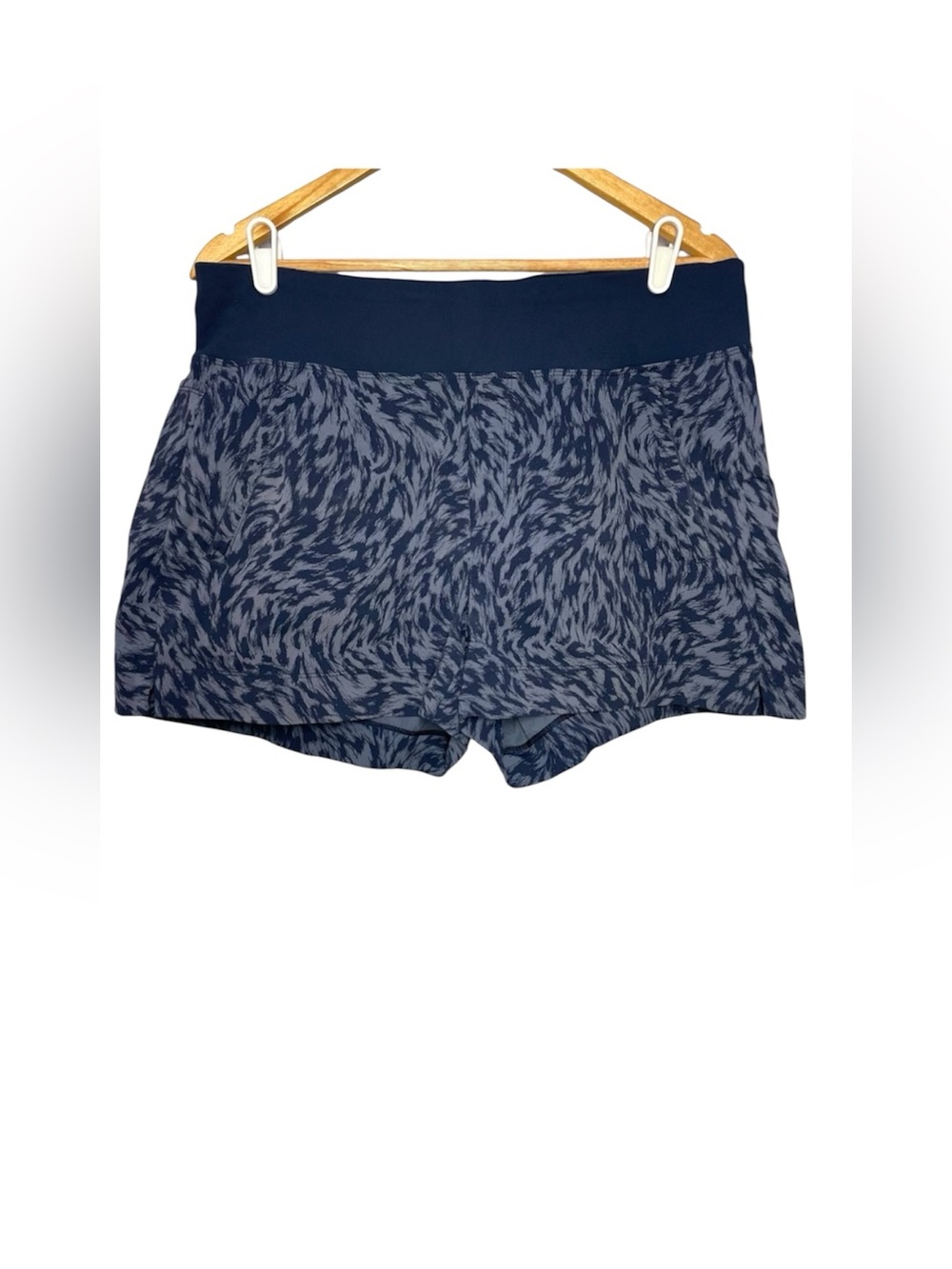 Athleta Trekkie North Printed Shorts Size 14 Lynx Navy Blue Mid-rise 3.5 Inseam